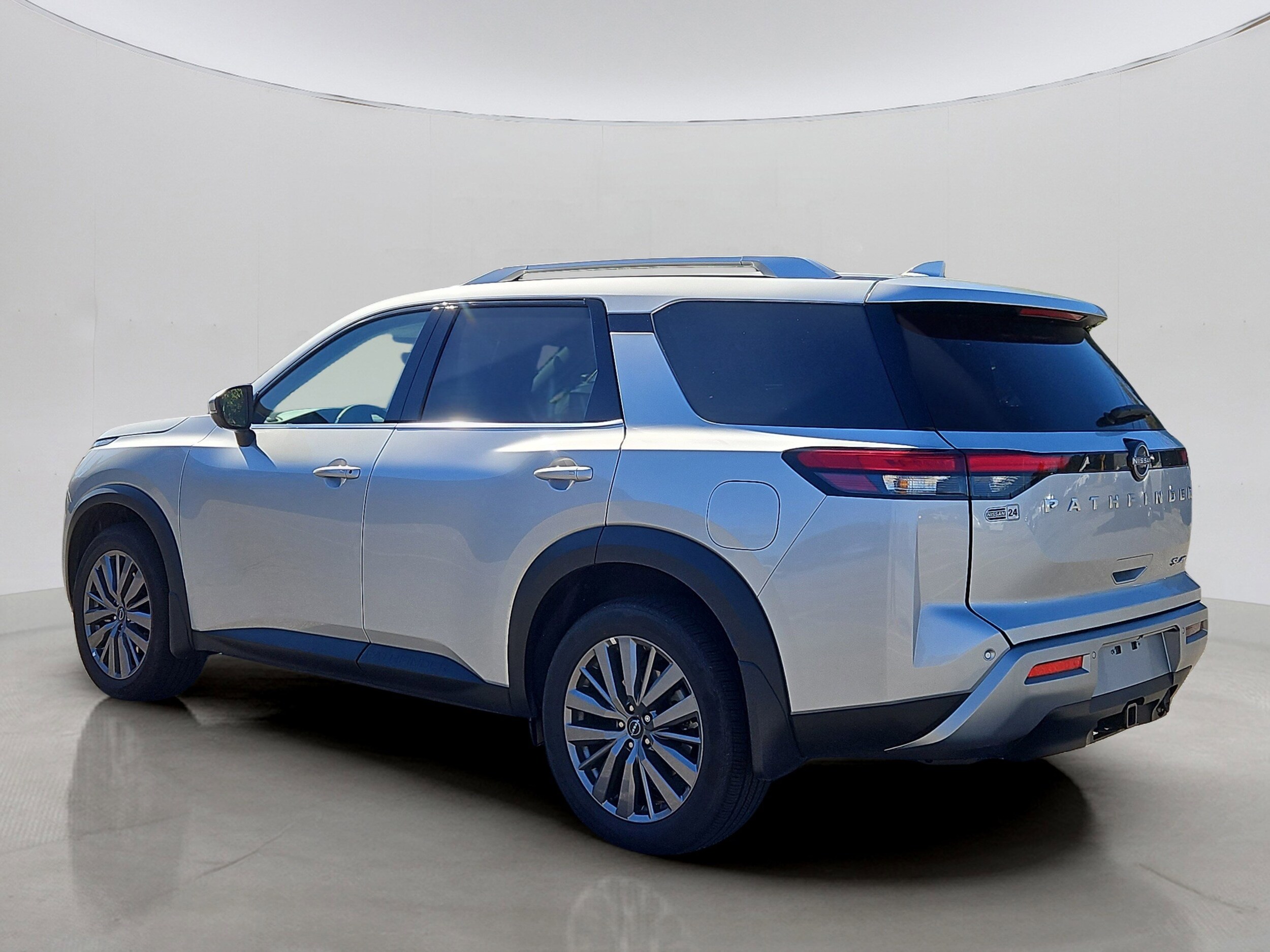 2025 Nissan Pathfinder SL photo 2