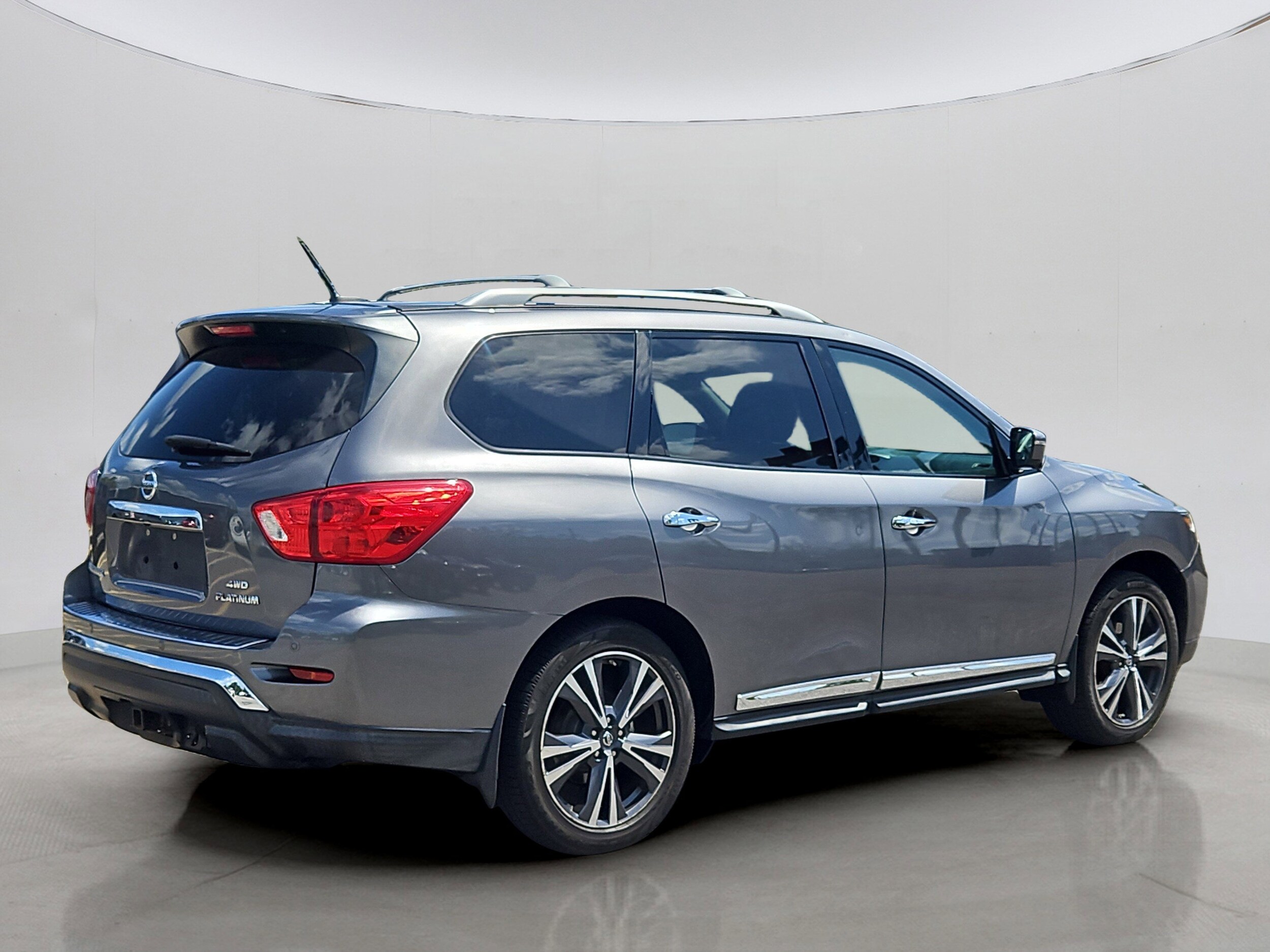 2017 Nissan Pathfinder Platinum photo 3