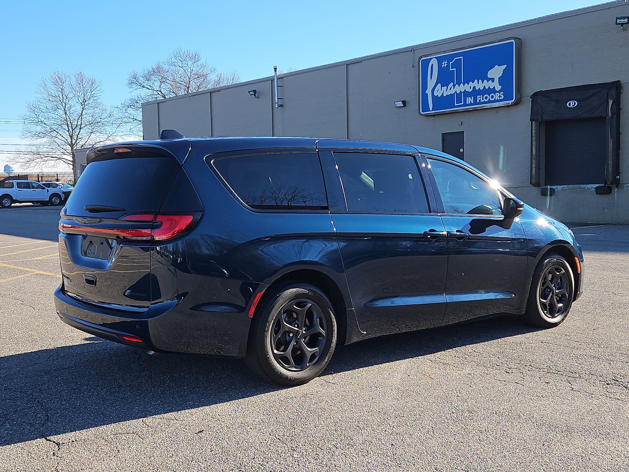 2023 Chrysler Pacifica Hybrid Touring L photo 3