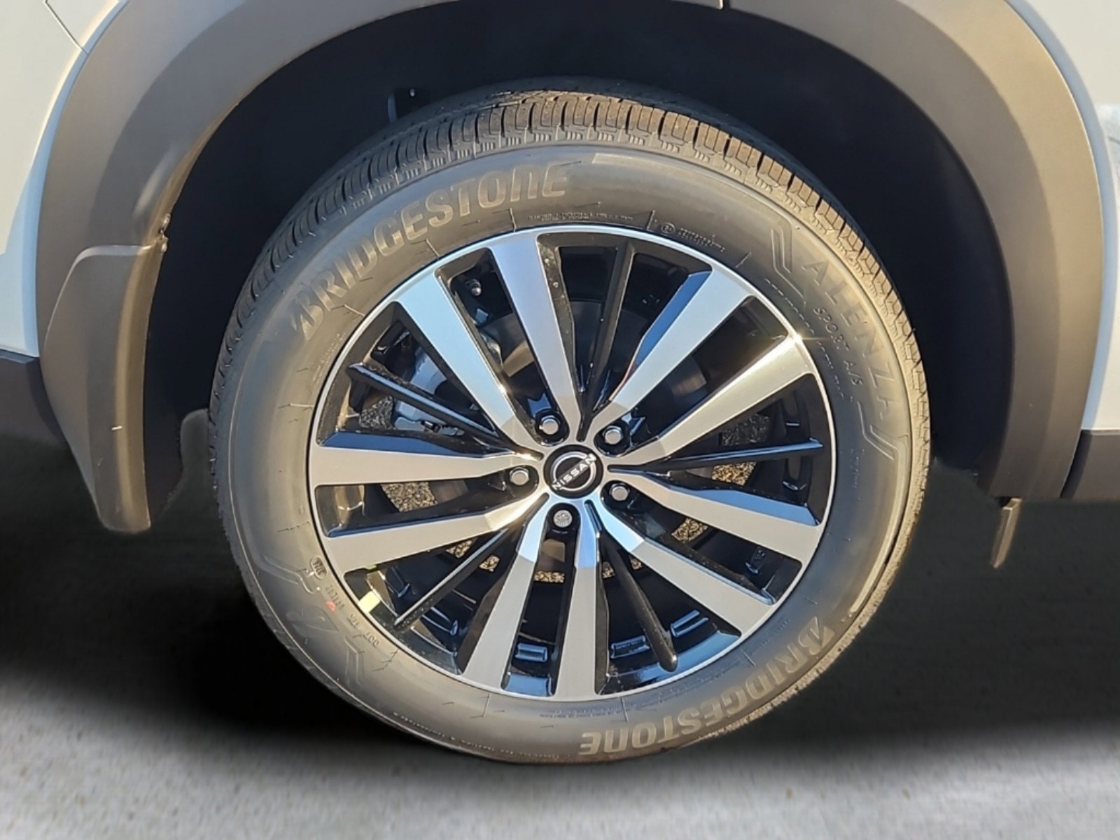 2025 Nissan Pathfinder Platinum photo 3