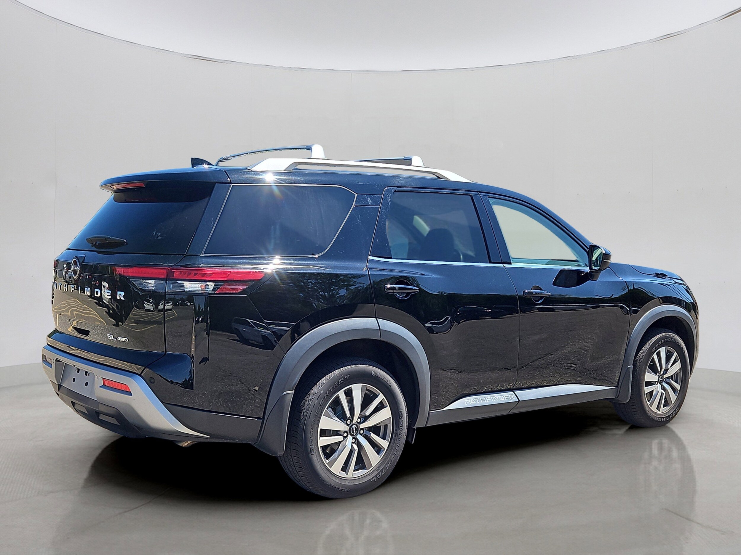 2022 Nissan Pathfinder SL photo 2