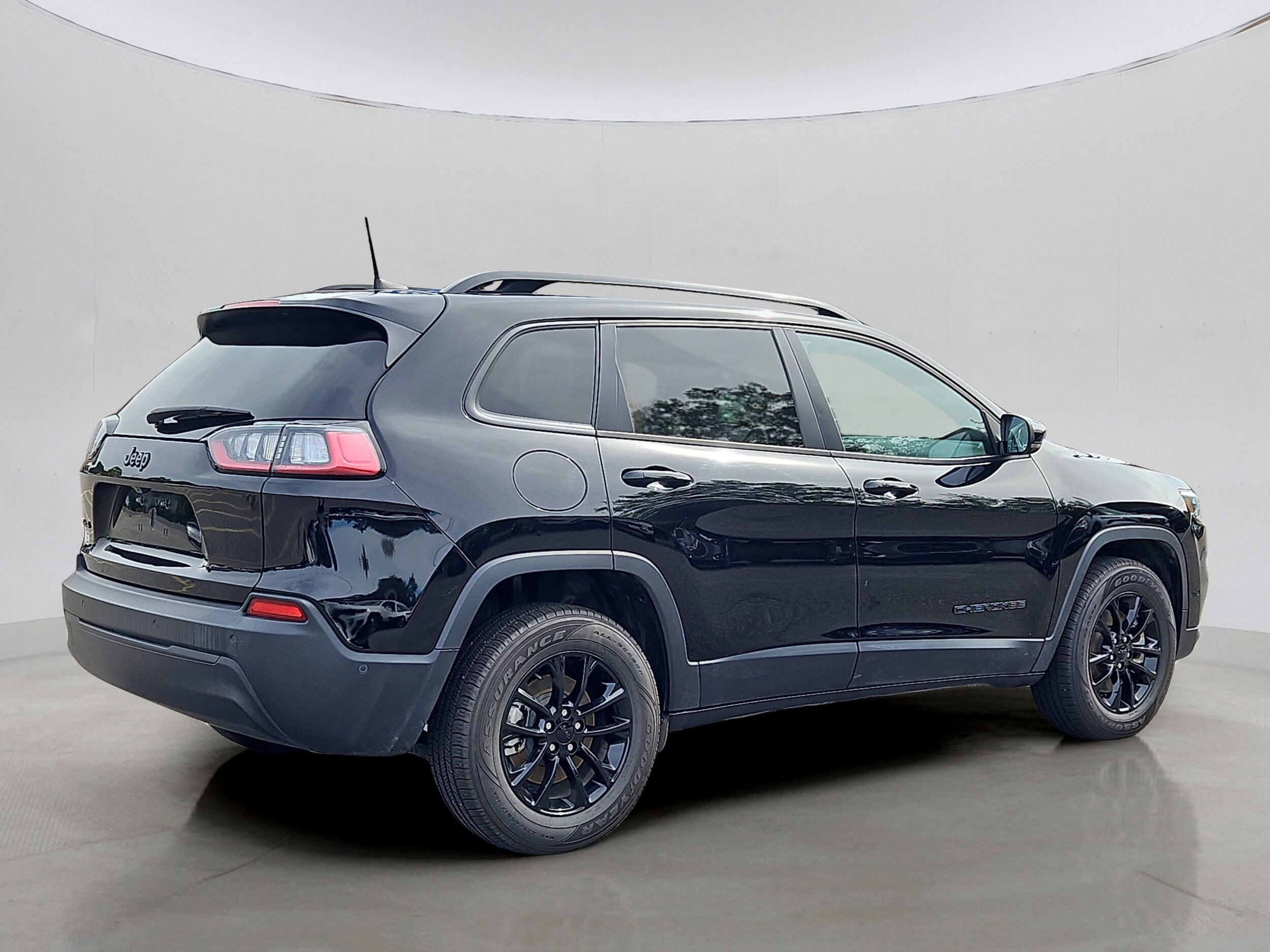 2023 Jeep Cherokee Altitude Lux photo 2