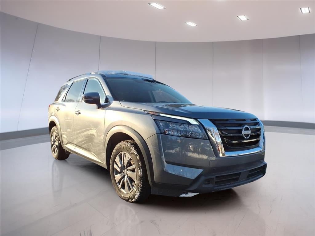 2025 Nissan Pathfinder SV's photo