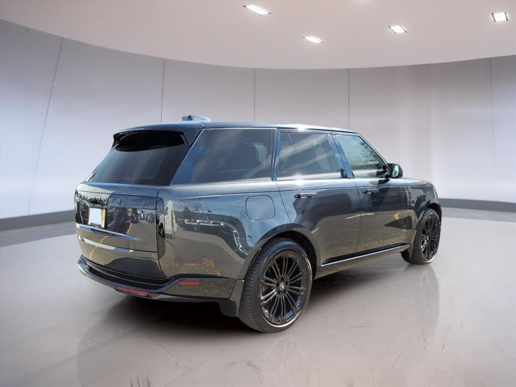 2024 Land Rover Range Rover SE photo 4