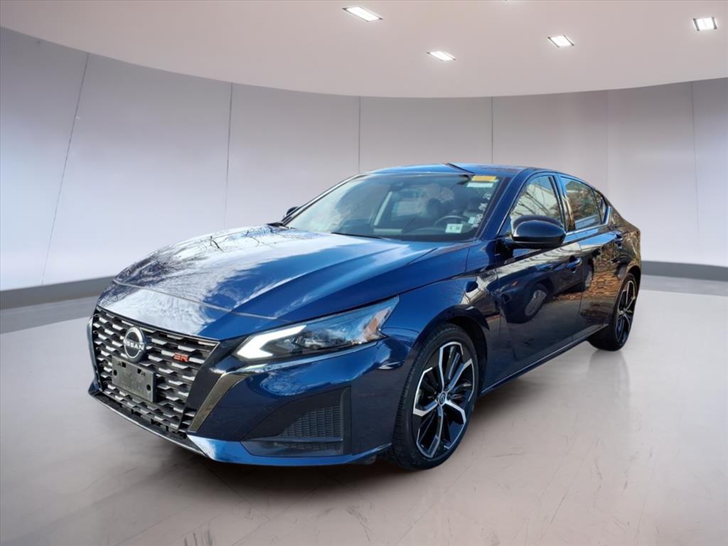2023 Nissan Altima SR photo 2