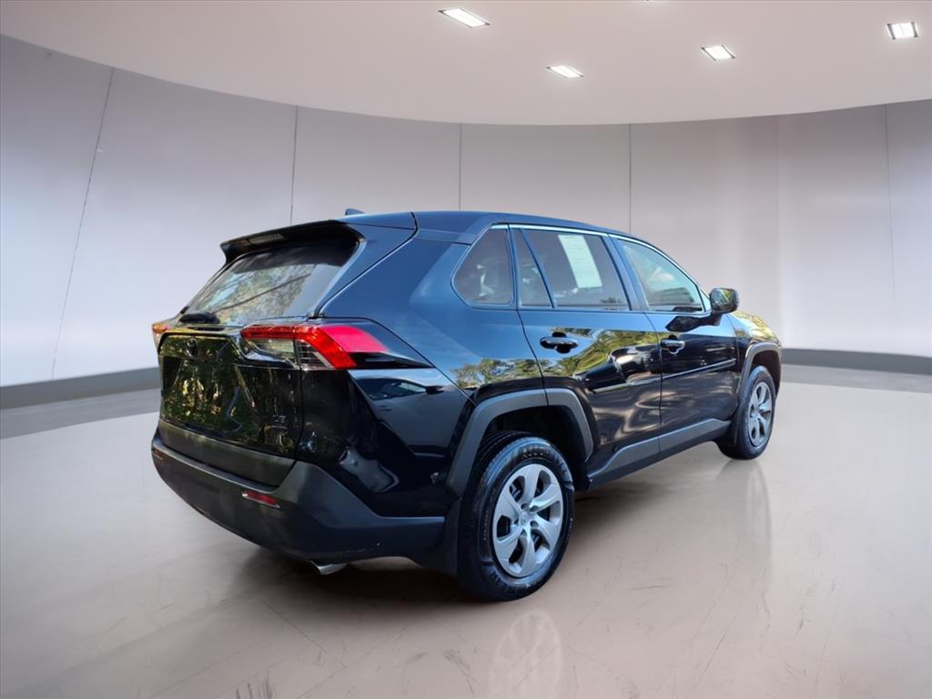 2022 Toyota RAV4 LE photo 3