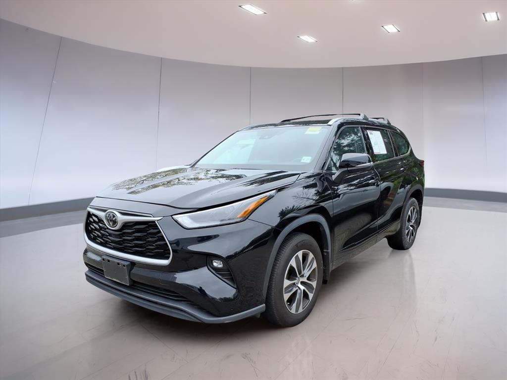 2022 Toyota Highlander XLE photo 2