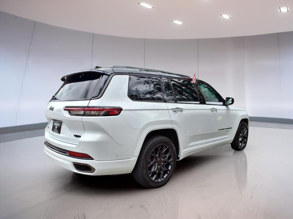 2023 Jeep Grand Cherokee Summit photo 4