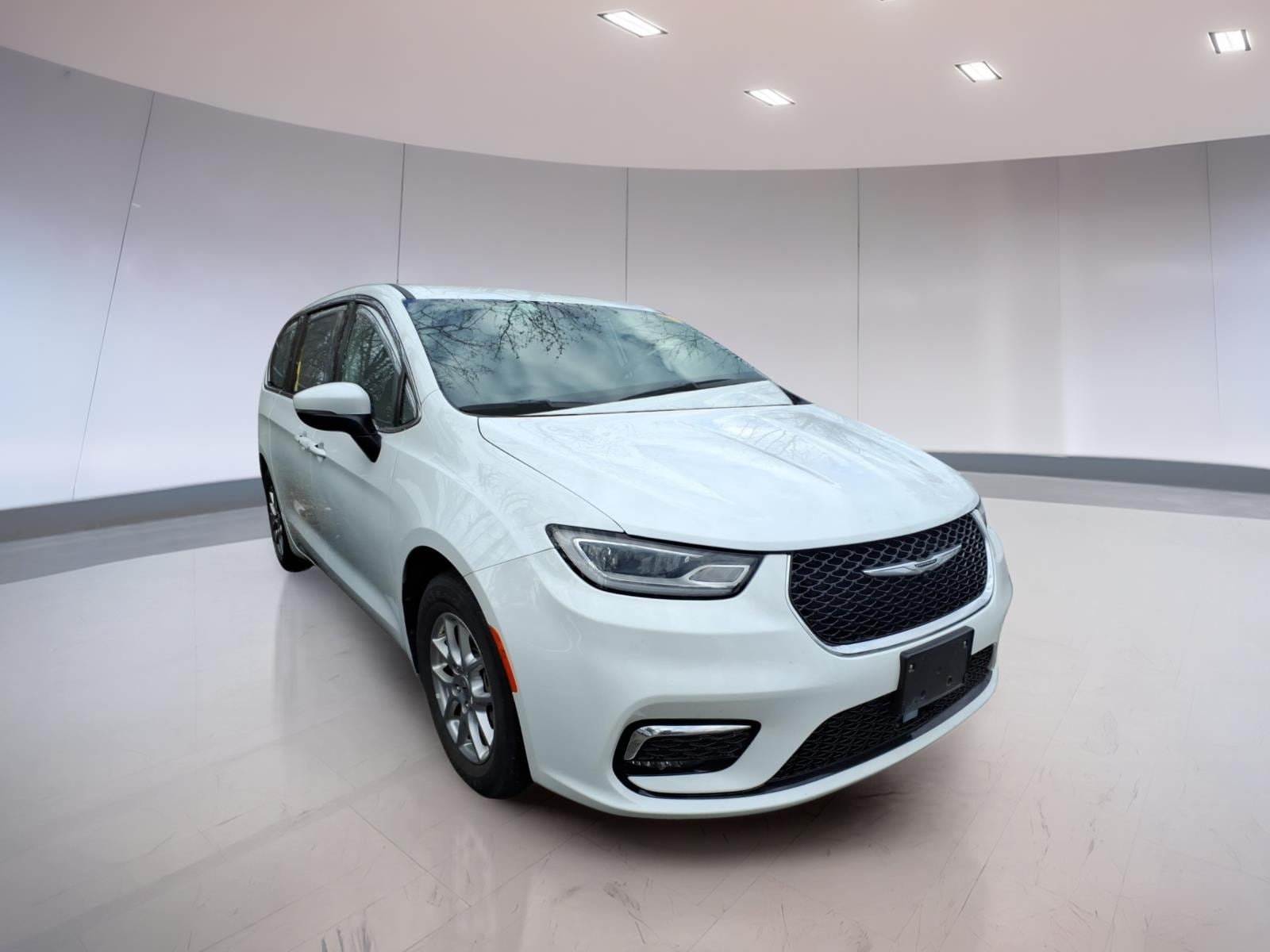 2023 Chrysler Pacifica Touring L's photo