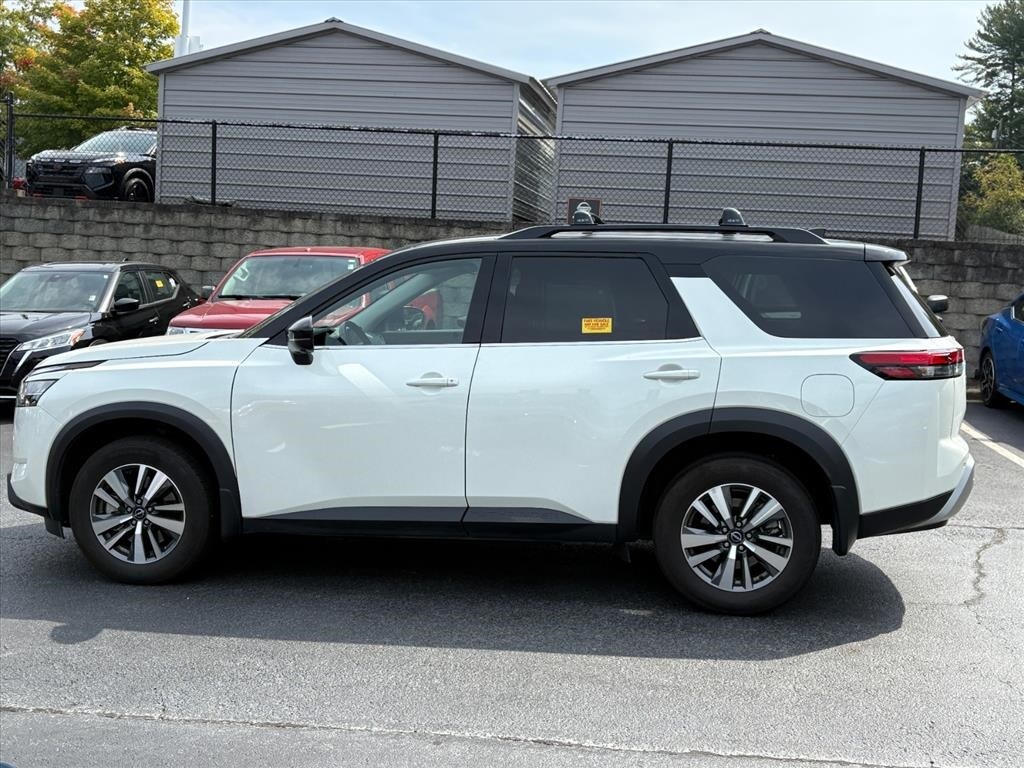 2024 Nissan Pathfinder SL photo 2