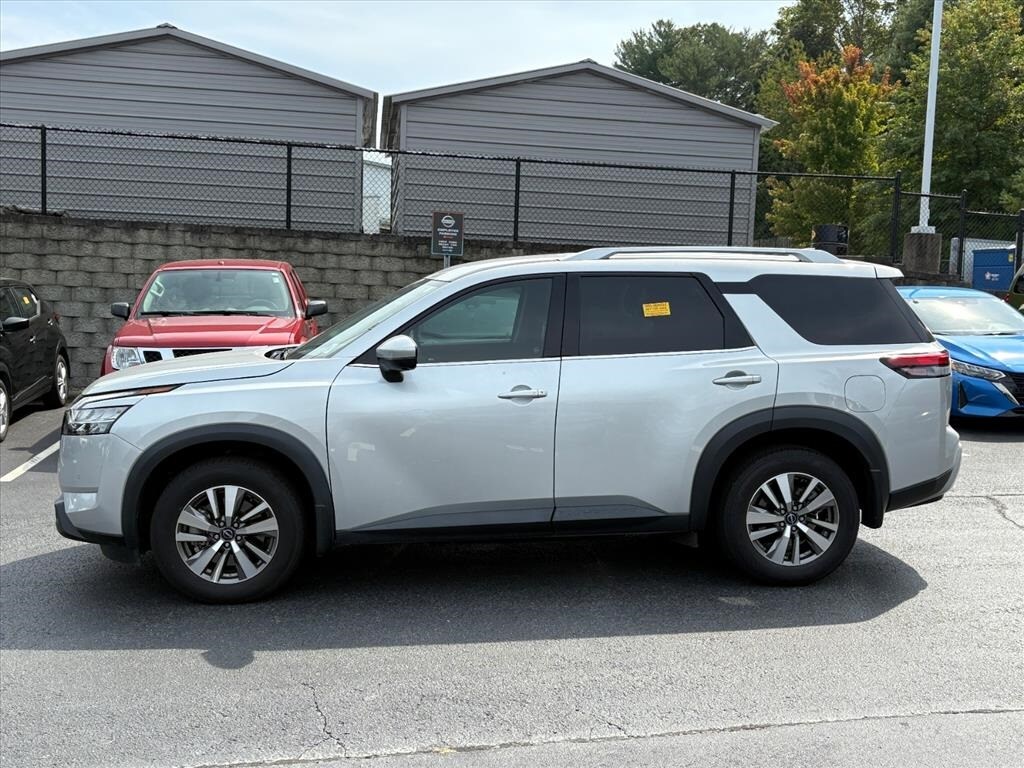 2022 Nissan Pathfinder SL photo 3