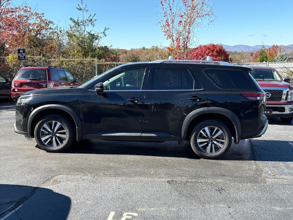 2024 Nissan Pathfinder SL photo 2