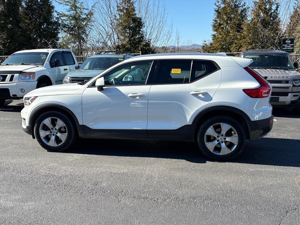 Used 2020 Volvo XC40 Momentum SUV