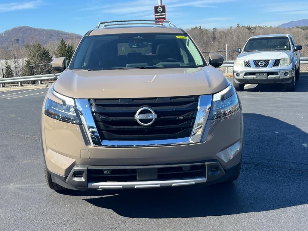 2025 Nissan Pathfinder Platinum photo 2