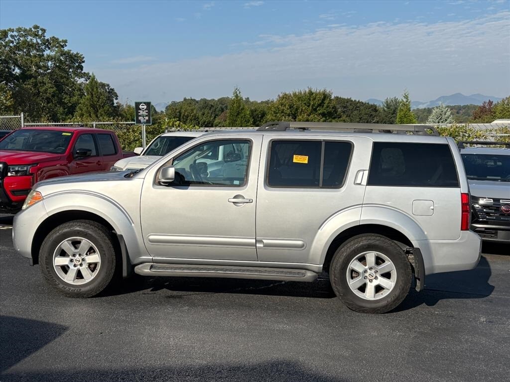2012 Nissan Pathfinder SV photo 2