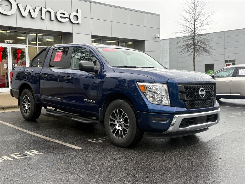 2023 Nissan Titan SV's photo