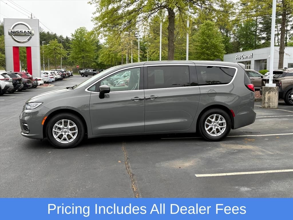 Used 2023 Chrysler Pacifica Touring L Minivan/Van