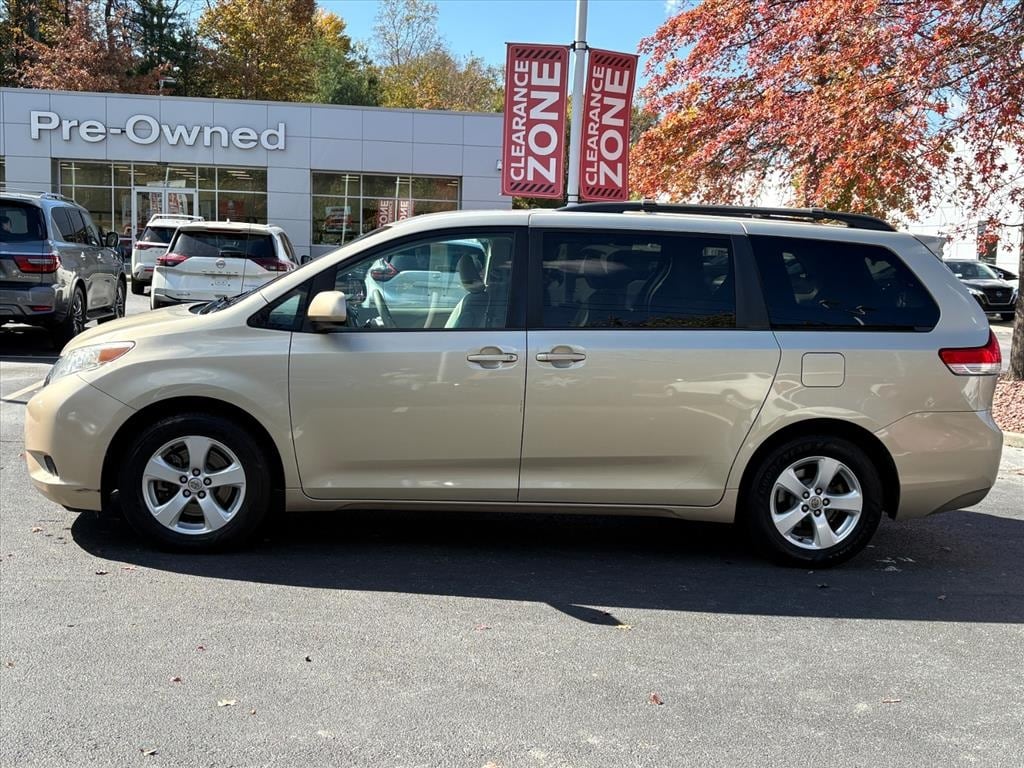 Used 2014 Toyota Sienna LE Minivan/Van