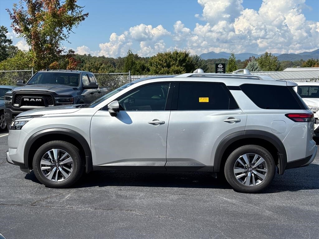 2023 Nissan Pathfinder SL photo 3