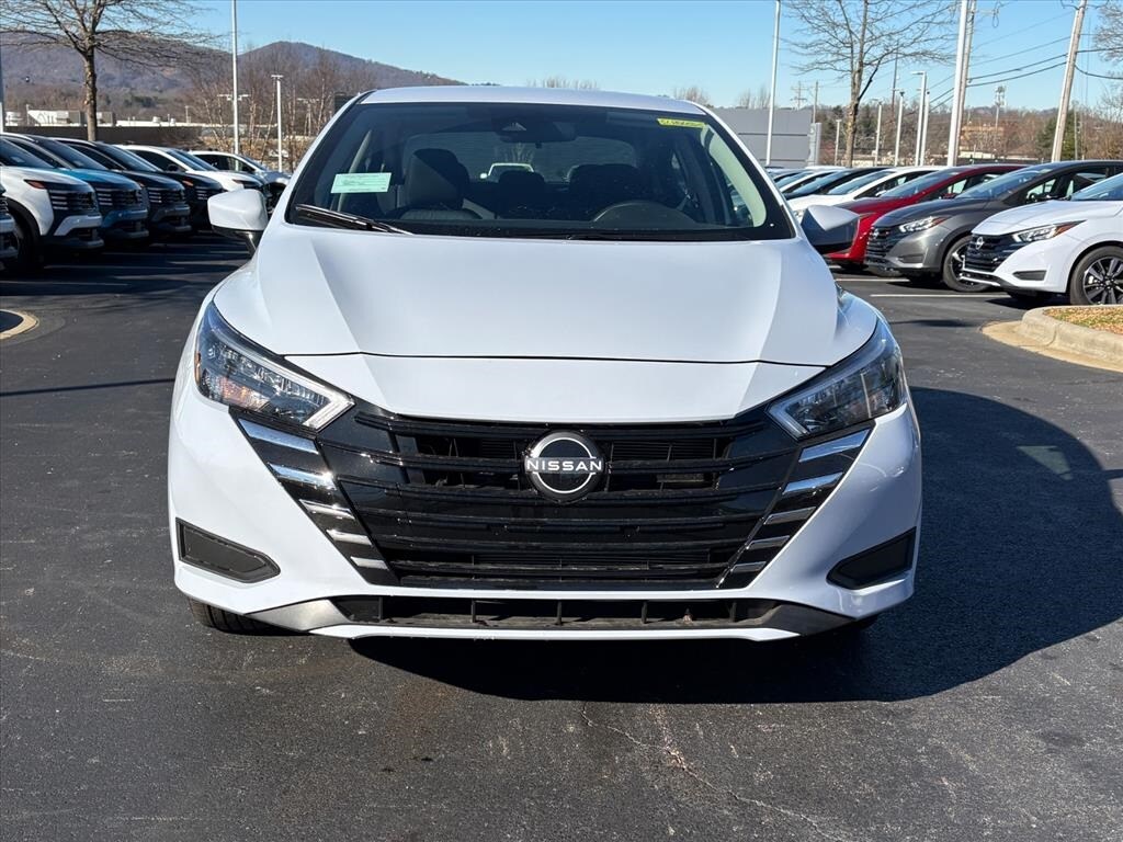 New 2025 Nissan Versa 1.6 SV Sedan