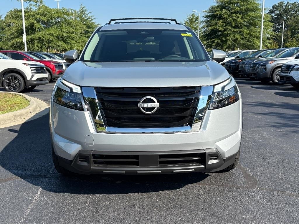 2025 Nissan Pathfinder SV photo 2