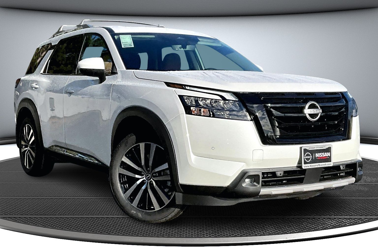 2025 Nissan Pathfinder Platinum's photo