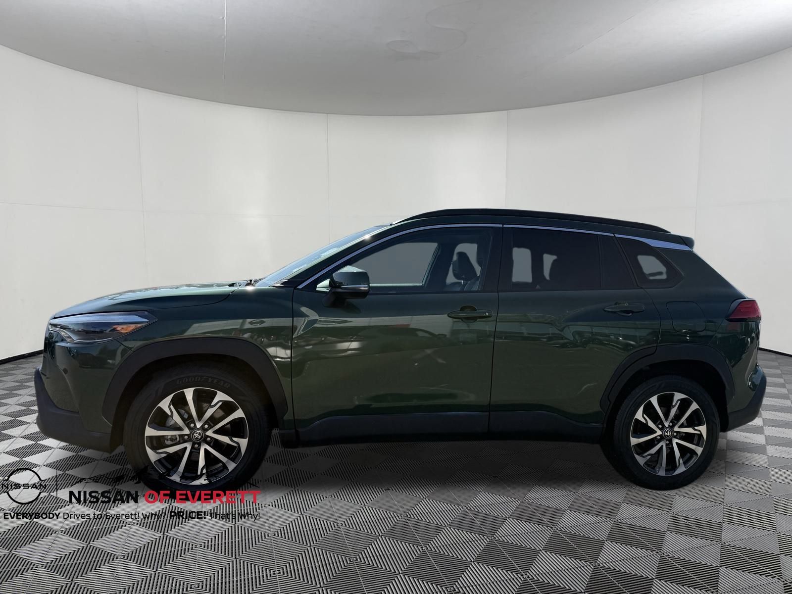 Used 2022 Toyota Corolla Cross XLE with VIN 7MUEAABG4NV011662 for sale in Everett, WA