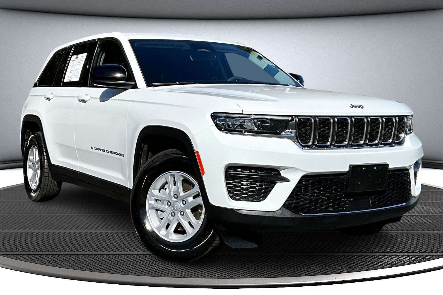 2023 Jeep Grand Cherokee Laredo's photo