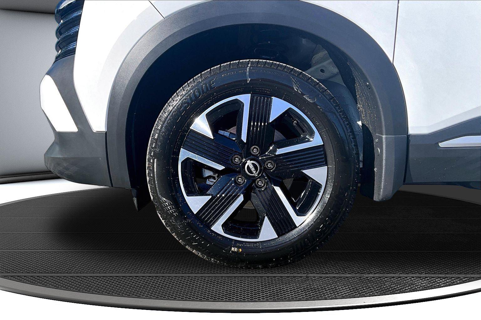 2026 Nissan KICKS SV AWD | CarEdge | CarEdge