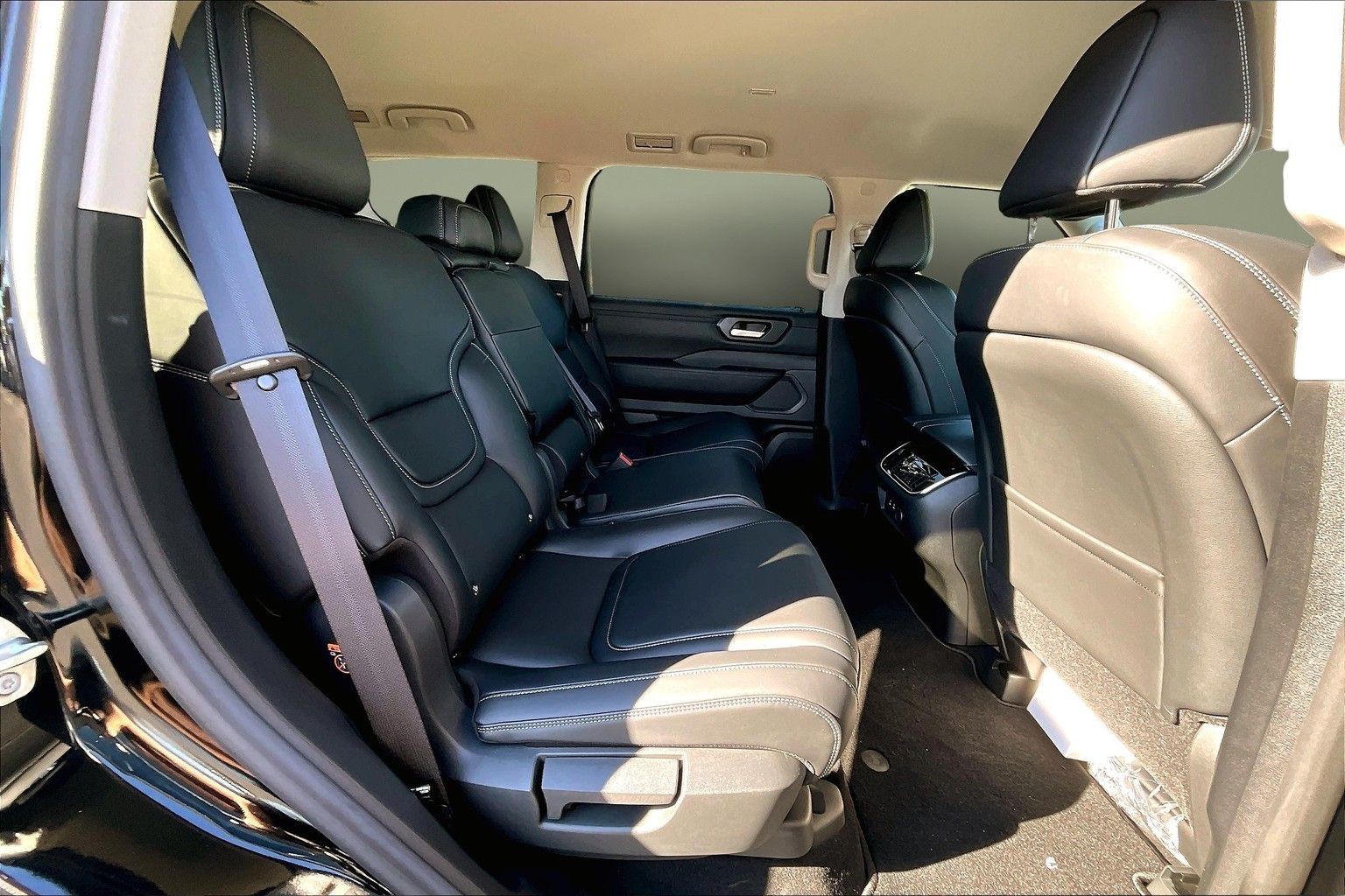 2025 Nissan Armada SV - Photo 9