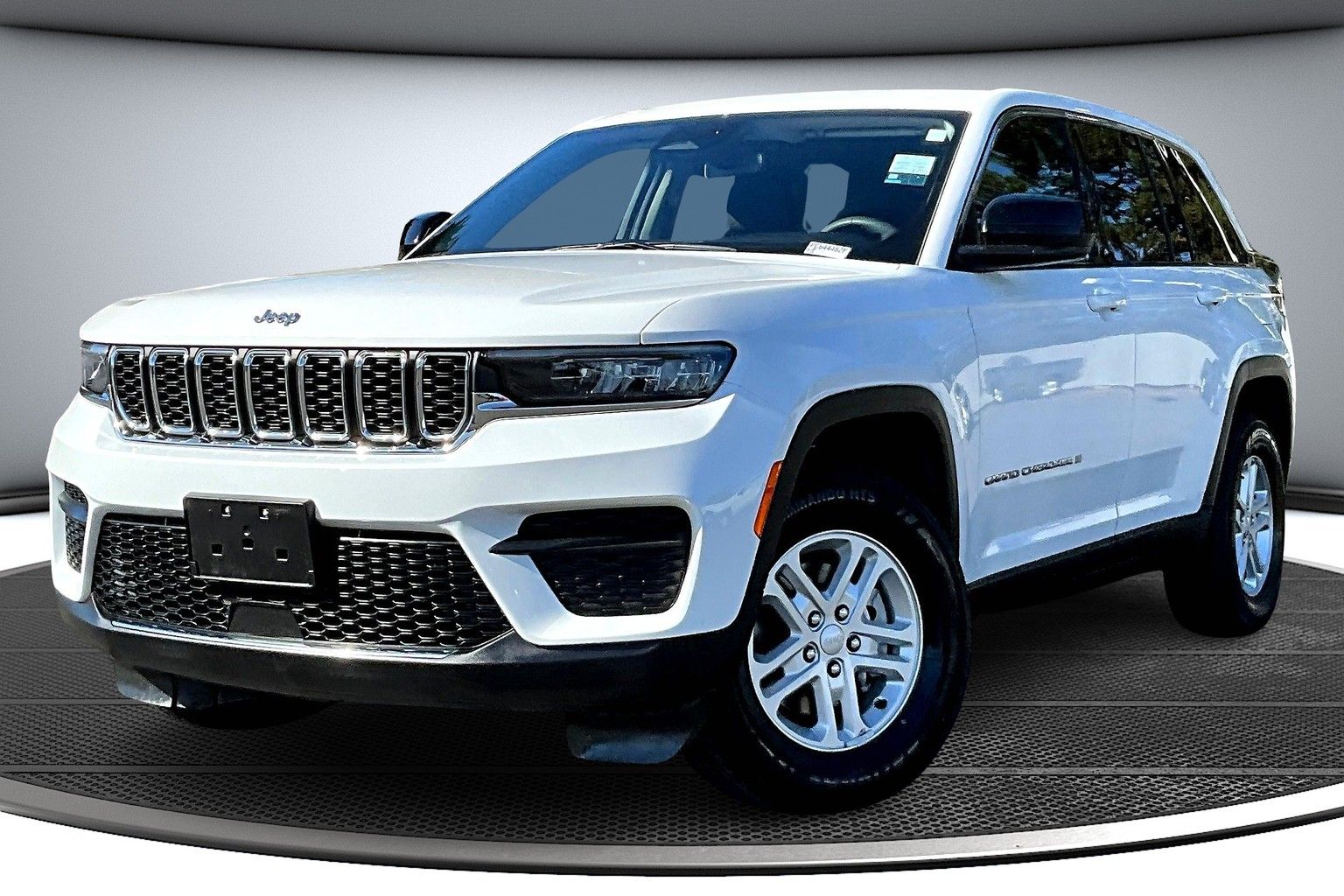 2023 Jeep Grand Cherokee Laredo Altitude photo 3