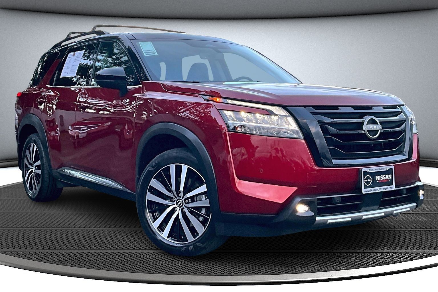 2023 Nissan Pathfinder Platinum's photo
