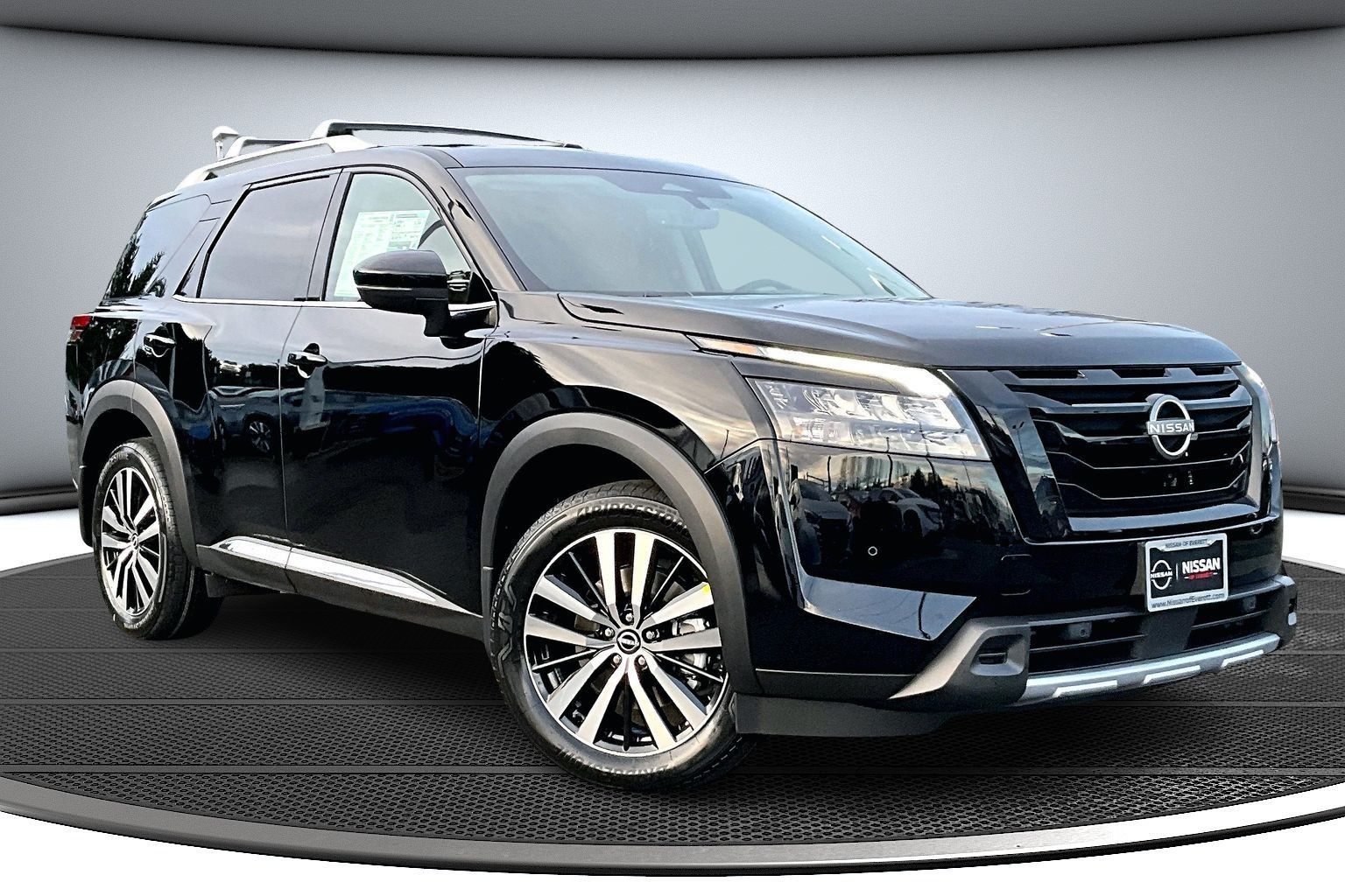 2025 Nissan Pathfinder Platinum's photo