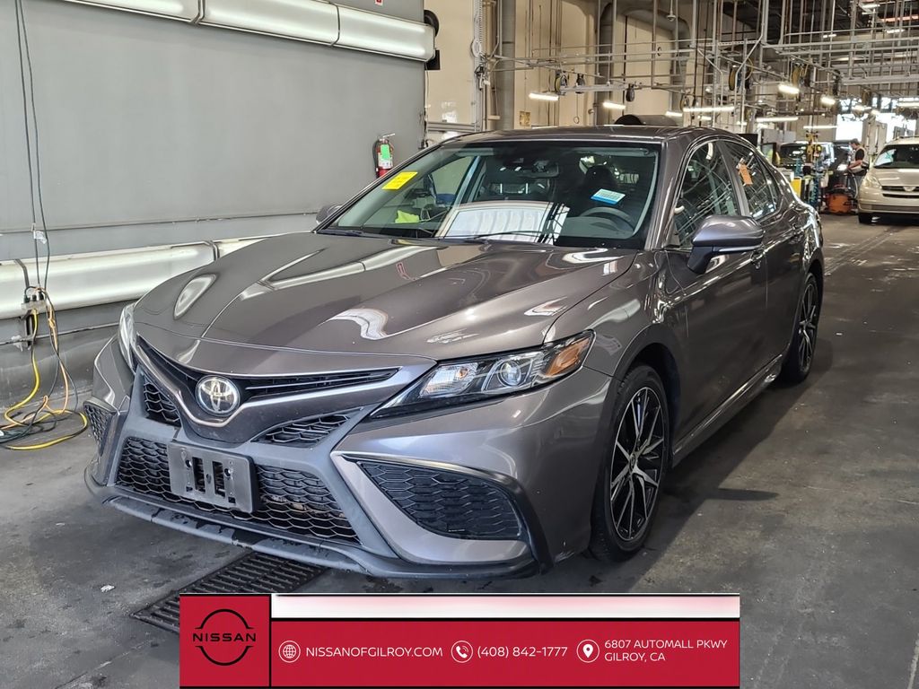 2023 Toyota Camry SE's photo