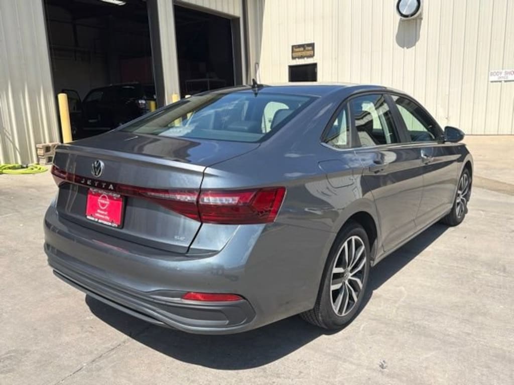Used 2025 Volkswagen Jetta SE SE Auto