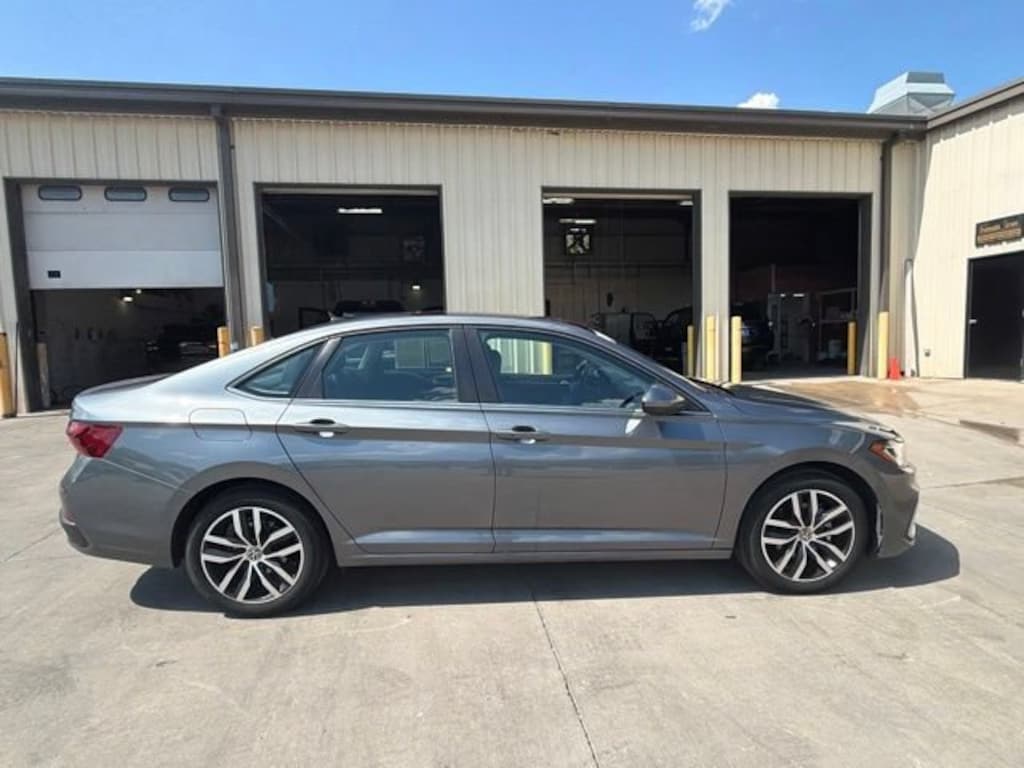Used 2025 Volkswagen Jetta SE SE Auto