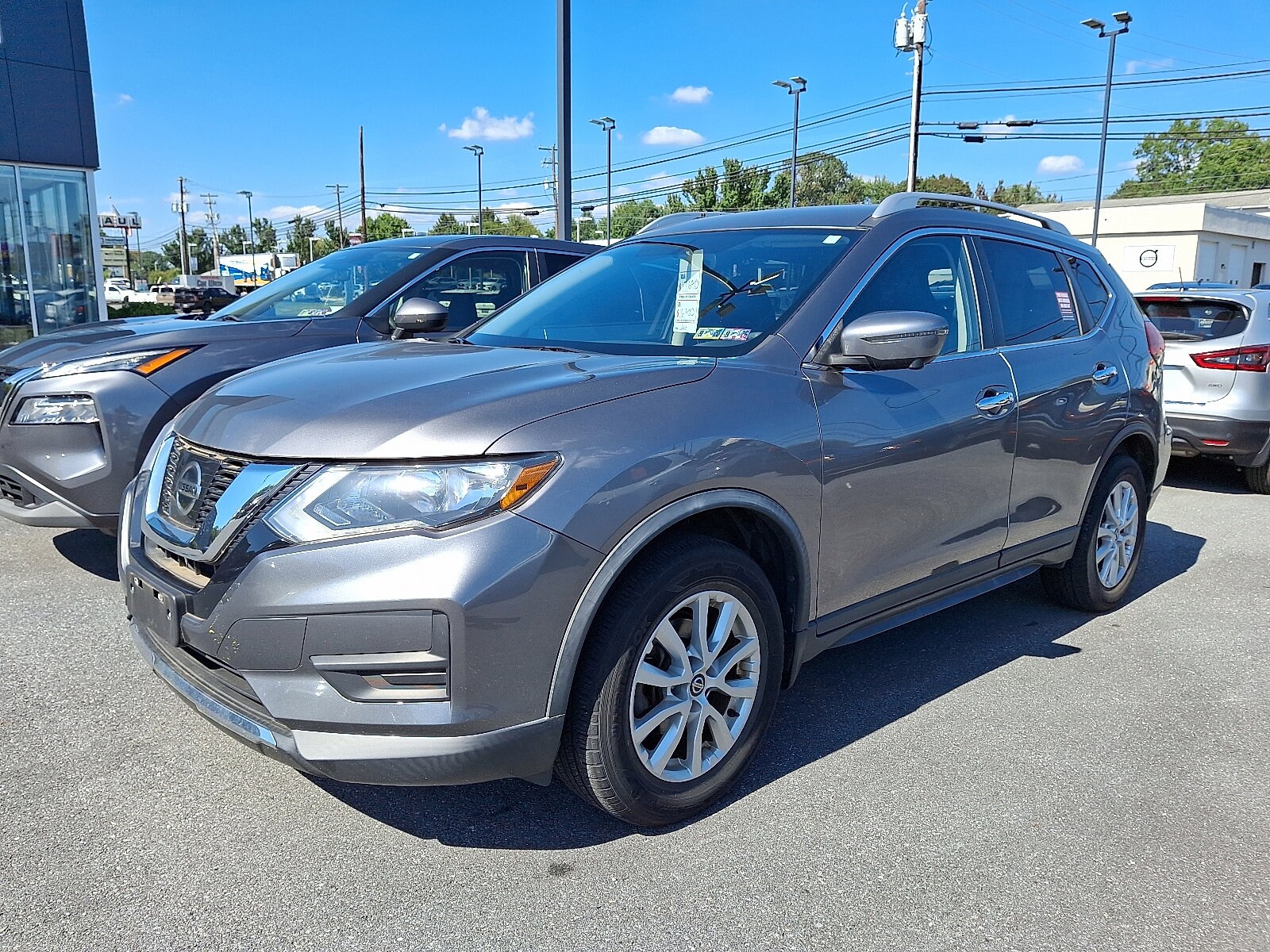 2017 Nissan Rogue SV photo 2