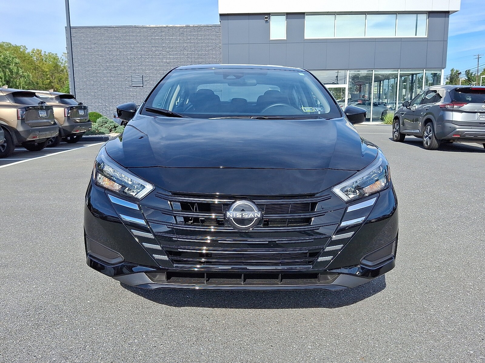2025 Nissan Versa 1.6 SV photo 2