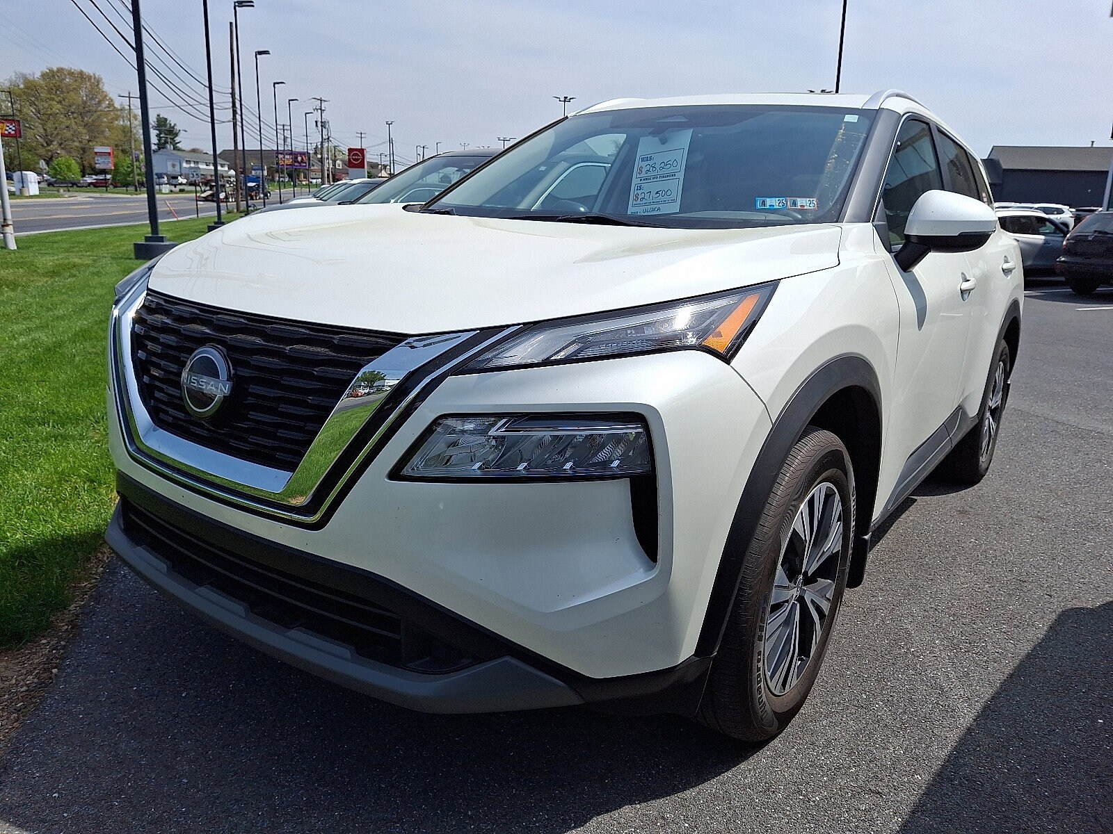 2022 Nissan Rogue SV photo 2