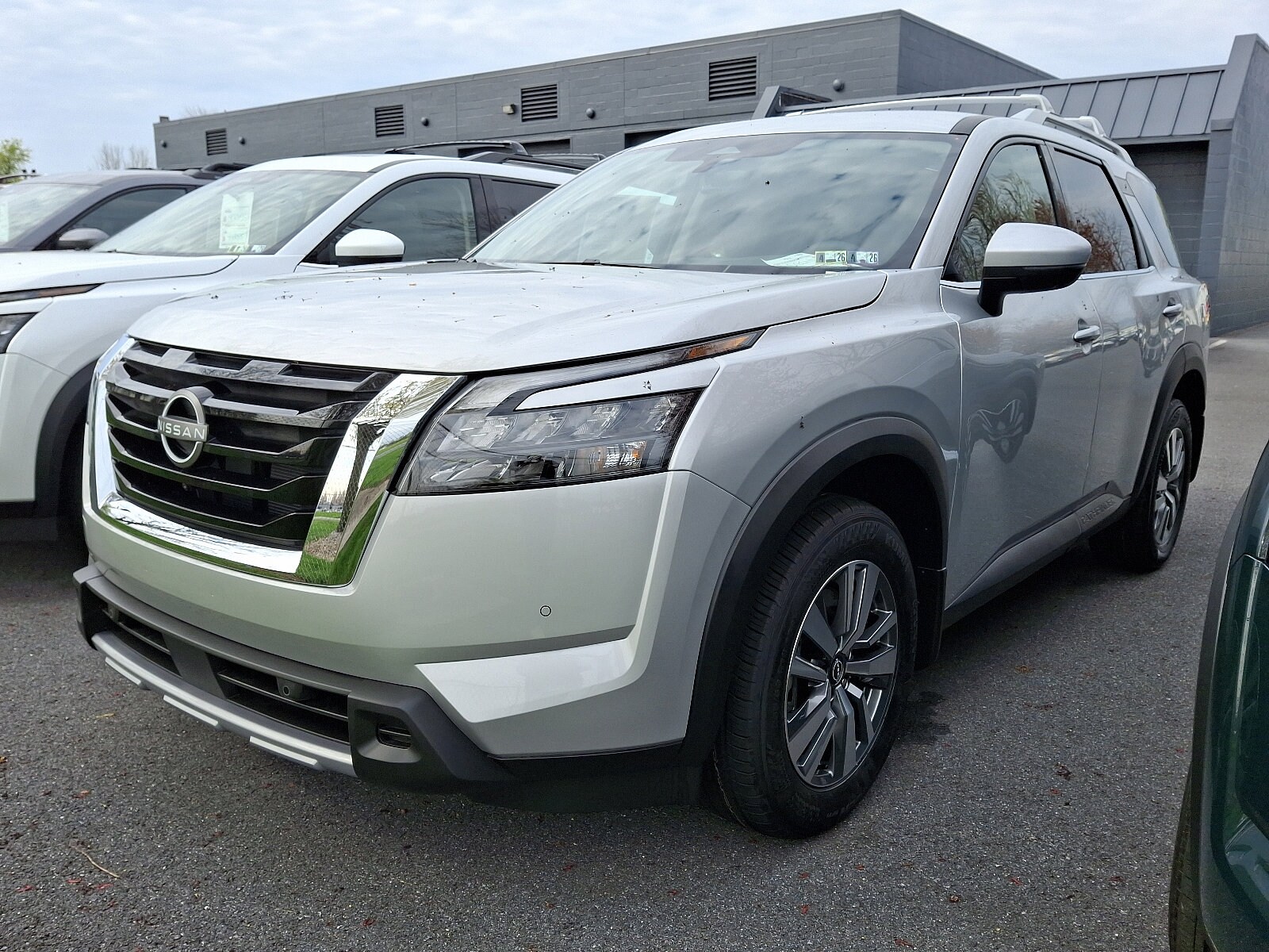 2025 Nissan Pathfinder SL photo 3