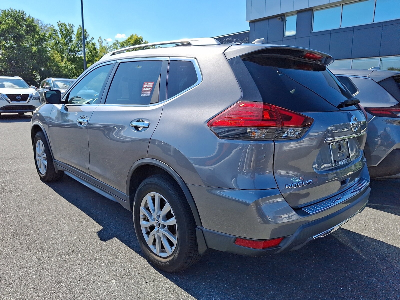 2017 Nissan Rogue SV photo 3
