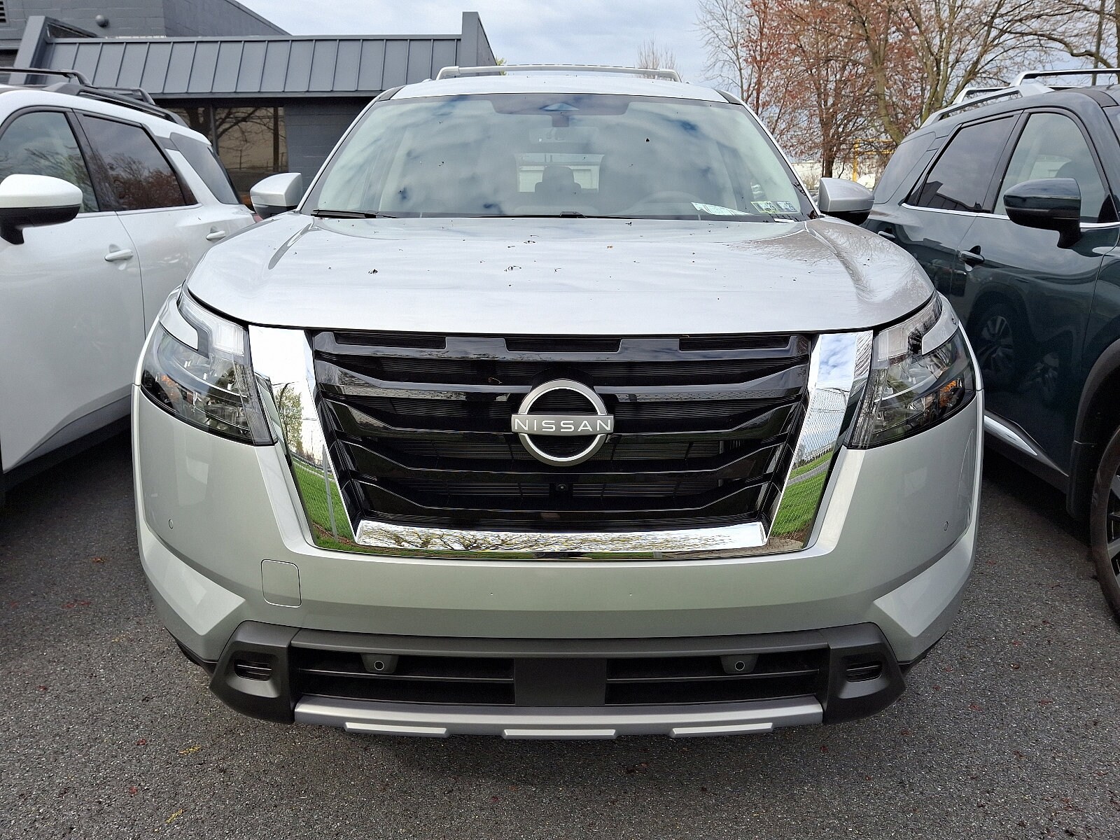 2025 Nissan Pathfinder SL photo 2