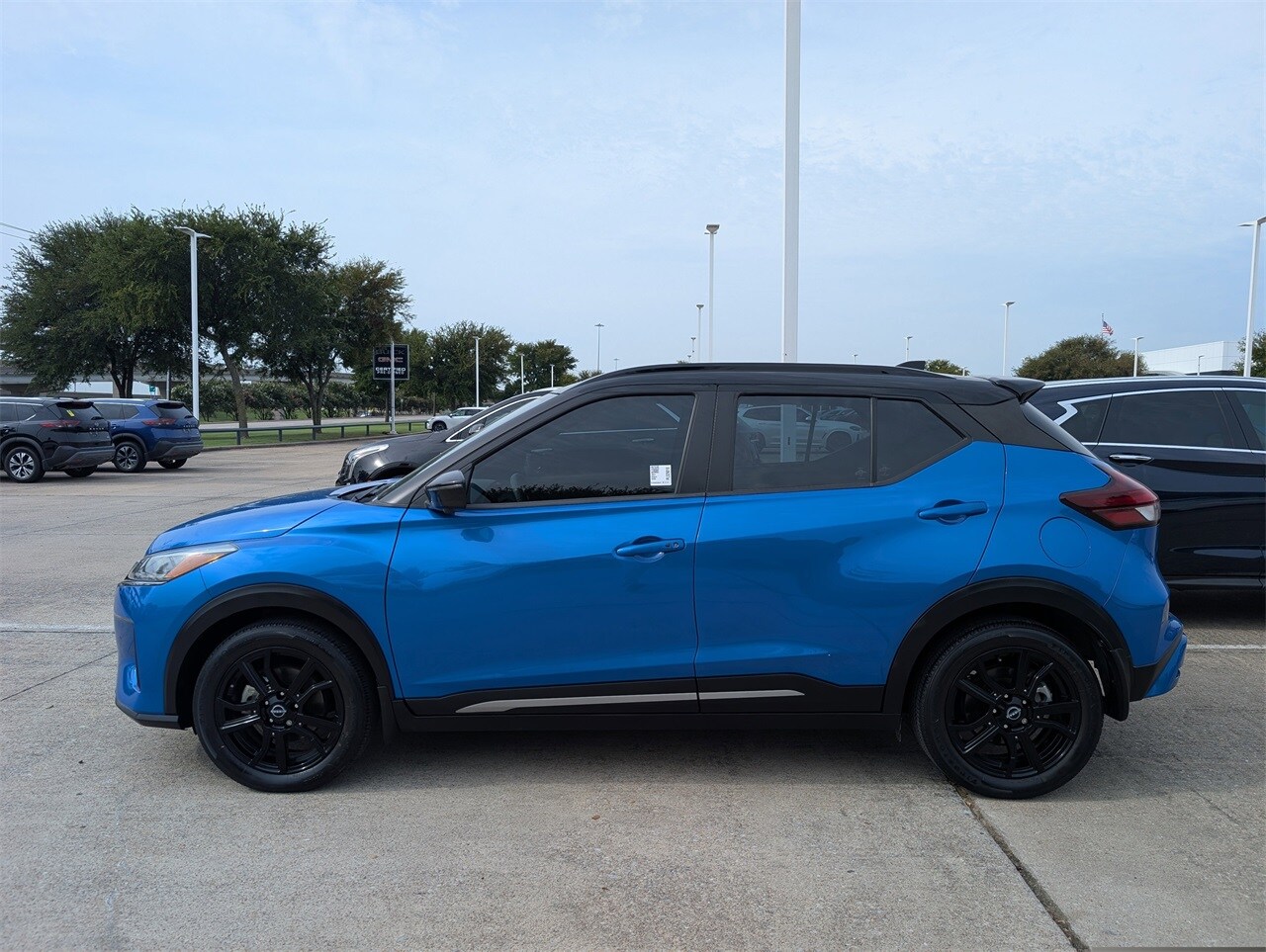 2023 Nissan Kicks SR photo 2