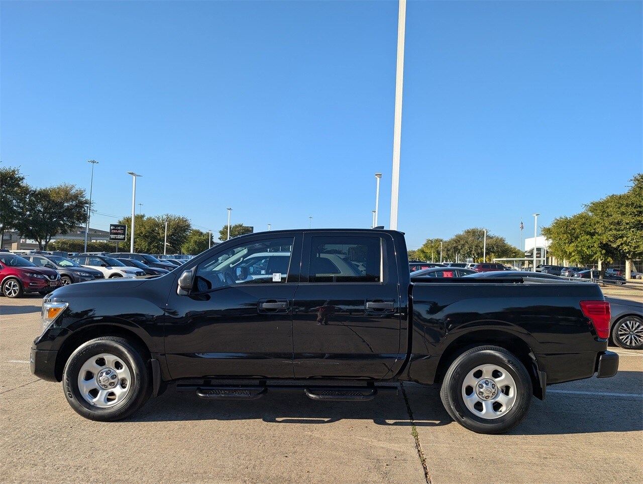 2023 Nissan Titan S photo 3