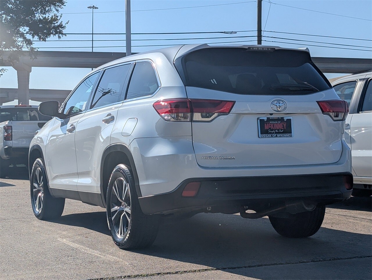 2019 Toyota Highlander LE photo 2