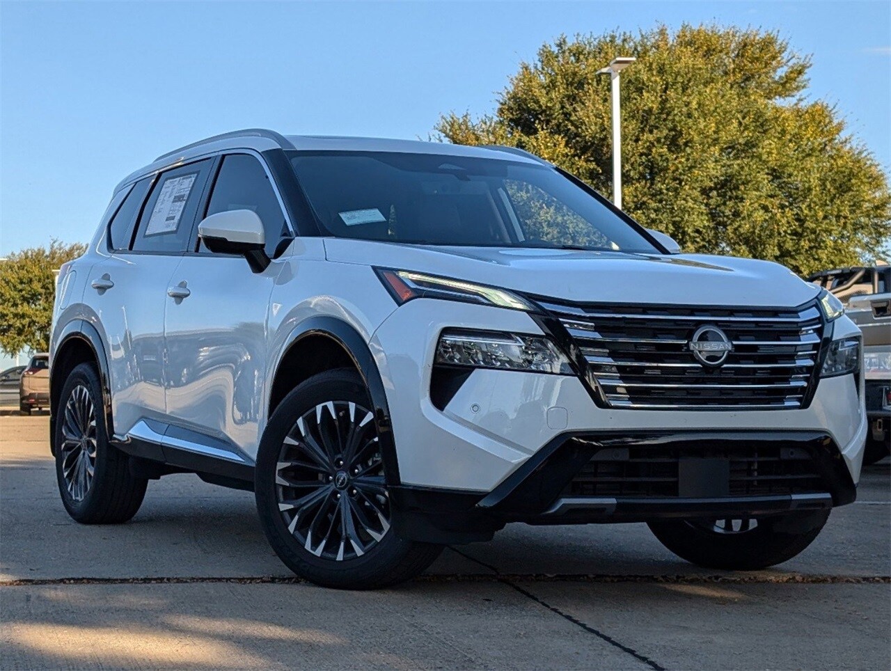 2024 Nissan Rogue Platinum photo 2