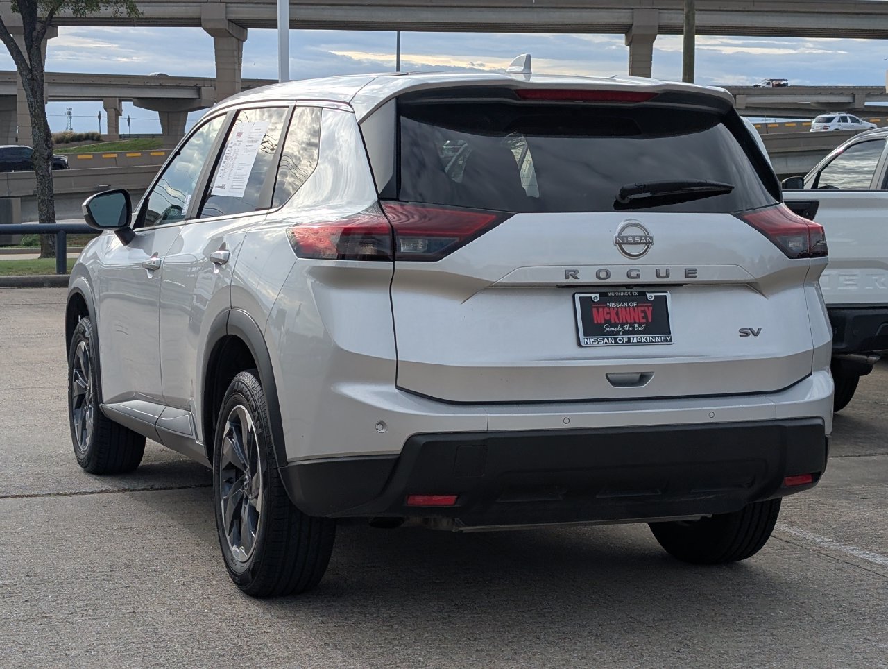 2024 Nissan Rogue SV thumbnail 4