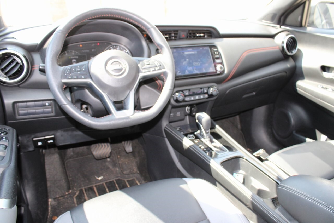 2023 Nissan Kicks SR photo 3