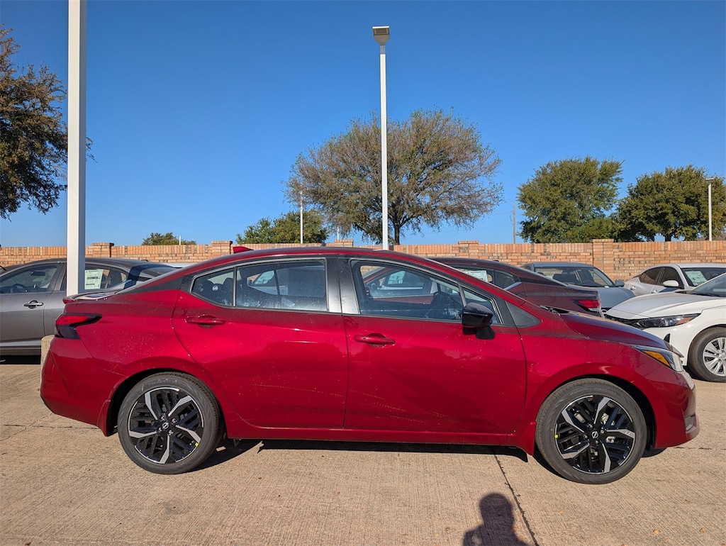 New 2025 Nissan Versa 1.6 SR Sedan