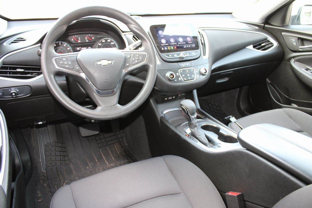 2024 Chevrolet Malibu 1LT photo 2
